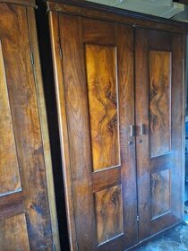 Staré drevené skrine