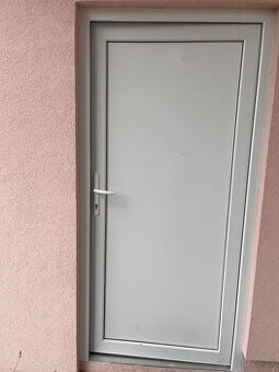 Vchodove vedlajsie plastove dvere