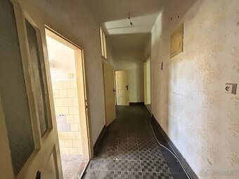 REZERVOVANÉ- Predám veľký 3izb byt na prízemí v pôvodnom st.
