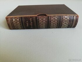 Predam bibliu, Starks Predikten, rodová kronika,