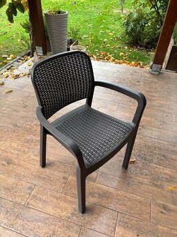 Stoličky keter a stôl z JYSK, zájradný nábytok