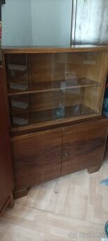 Komoda s vitrínou