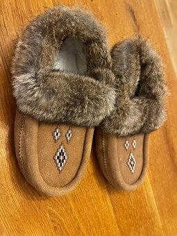 Manitobah USA celokoženné papuče č. 38