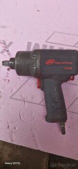 Pneumatický rázový uťahovák