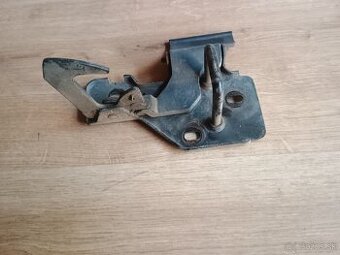 Panty a zamok prednej kapoty SEAT