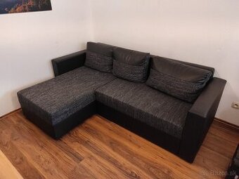 Čierny gauč v dobrom stave