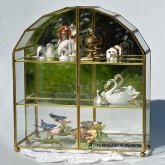 Vintage elegantná sklenená vitrínka so zrkadlom z Anglicka