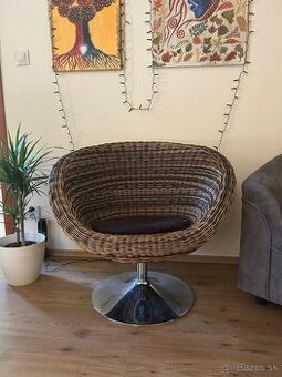 Ratanové otočné kreslo