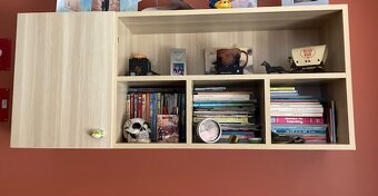 PREDÁM - nábytok do detskej izby/stôl,polica,stolička/