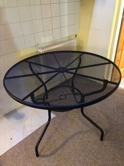 Okrúhly, kovovy stôl