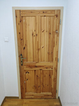 Predám kvalitné drevené dvere z masívu