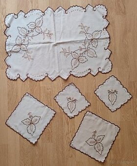 Set- vyšívané obrusy a dečky
