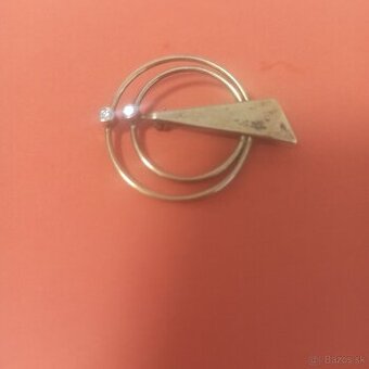 starožitná strieborná brošňa vyrobená zo striebra