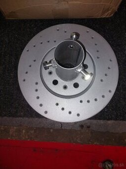 masívny industriálny stojan na vianočný stromček