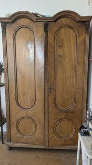 Starožitná drevená skriňa