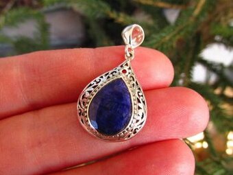 Ponúkam krásny dámsky strieborný prívesok osádzaný modrým pr