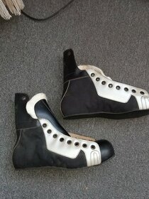 hokejové topanky, korčule, velkosť 44 zn. botas.