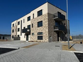 POSLEDNÝCH 14 BYTOV BÝVAJTE KÚSOK OD RAČE V PEZINKU