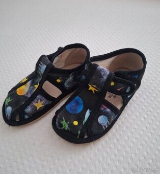 Inovatívne papučky RAK s uzavretou špicou veľkosť 22 - vesmí