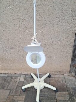 Stojanová lampa s lupou