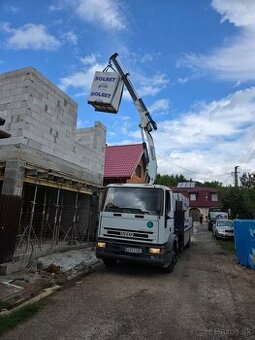 Preprava materiálu autom s hydraulickou rukou (8t, 8m dosah)
