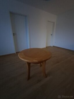 Okrúhly stôl z masívu