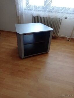 Stolík pod TV