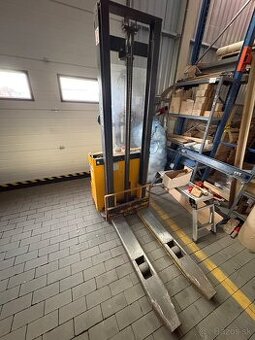 Predané elektricky ručný vysokozdvižný vozik