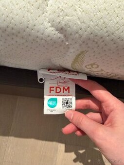 2× zdravotné matrace 90×200 + posteľ s roštami a nočné stolí