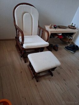 Hojdacie kreslo s taburetkou