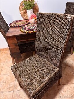 Mohutné ratanové stoličky