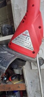 Predám elektrickú kosačku málo používanu plne funkčná  15€