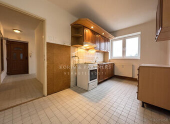 2-izbový tehlový byt v Komárne –  na bývanie či investične