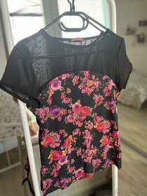 Čierne tričko elegantné s kvetinkami Terranova