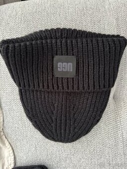 Čierna čiapka značky UGGs