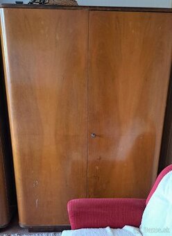 Staré skrine určené na renovaciu