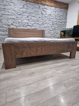 Masivna manželská postel