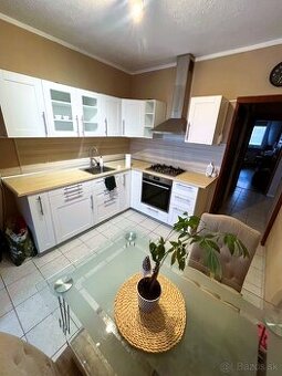 Veľký, slnečný, zariadený 3 izbový byt s loggiou,R5, Levice - 1