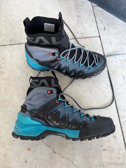 Predam topanky turisticke zn. Salewa