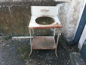 Kovový stojan-umývadlo,vaňa na kolieskach...