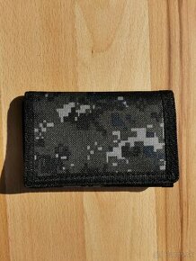 Nová maskáčová peňaženka Digital Dark Grey