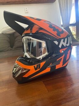 Motocross prilba.
