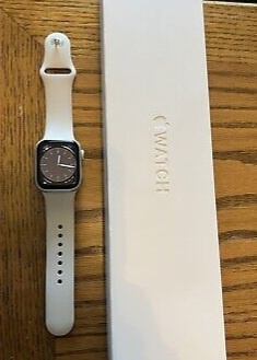 Predam hodinky Apple Watch 8, velkost 45mm, nabijacka.