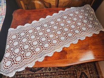 Krásna biela štóla s kolieskovým vzorom 40x110