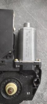 Touareg 7L motorček stahovania okna.lp.