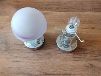 (35)  Lampička na nočný stolík