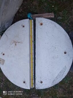 betonový poklop na studňu delený