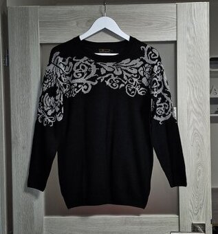 Čierny pulóver so strieborným vzorom v.L