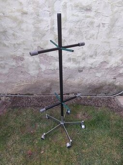 Pojazdný stojan na pneumatiky