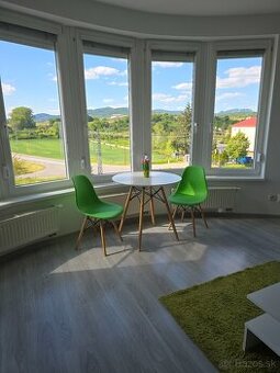 Moderný 2-izbový byt s vlastným parkovaním a zelenými pl
